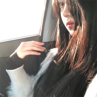 走进酒吧的女孩